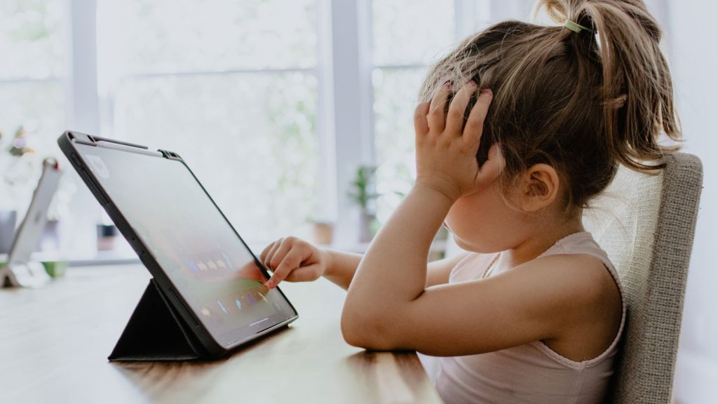 Make-Your-Kids-Well-Organized-and-Active-by-Using-Tech-on-thestuffofsuccess