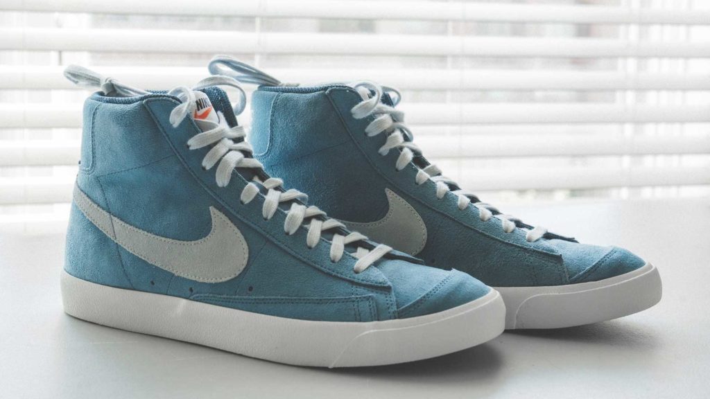 The-Process-Tie-Dying-the-Shoes-Right-Away-on-thestuffofsuccess